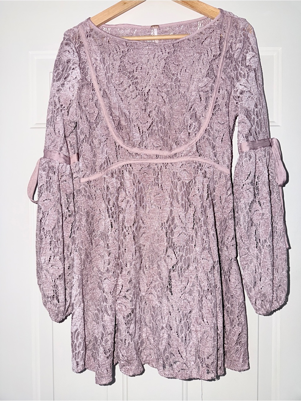 Free People Ruby Mini Dress. Lace (Overlay Only) Ballon Sleeve in Dsty Orchid.XS